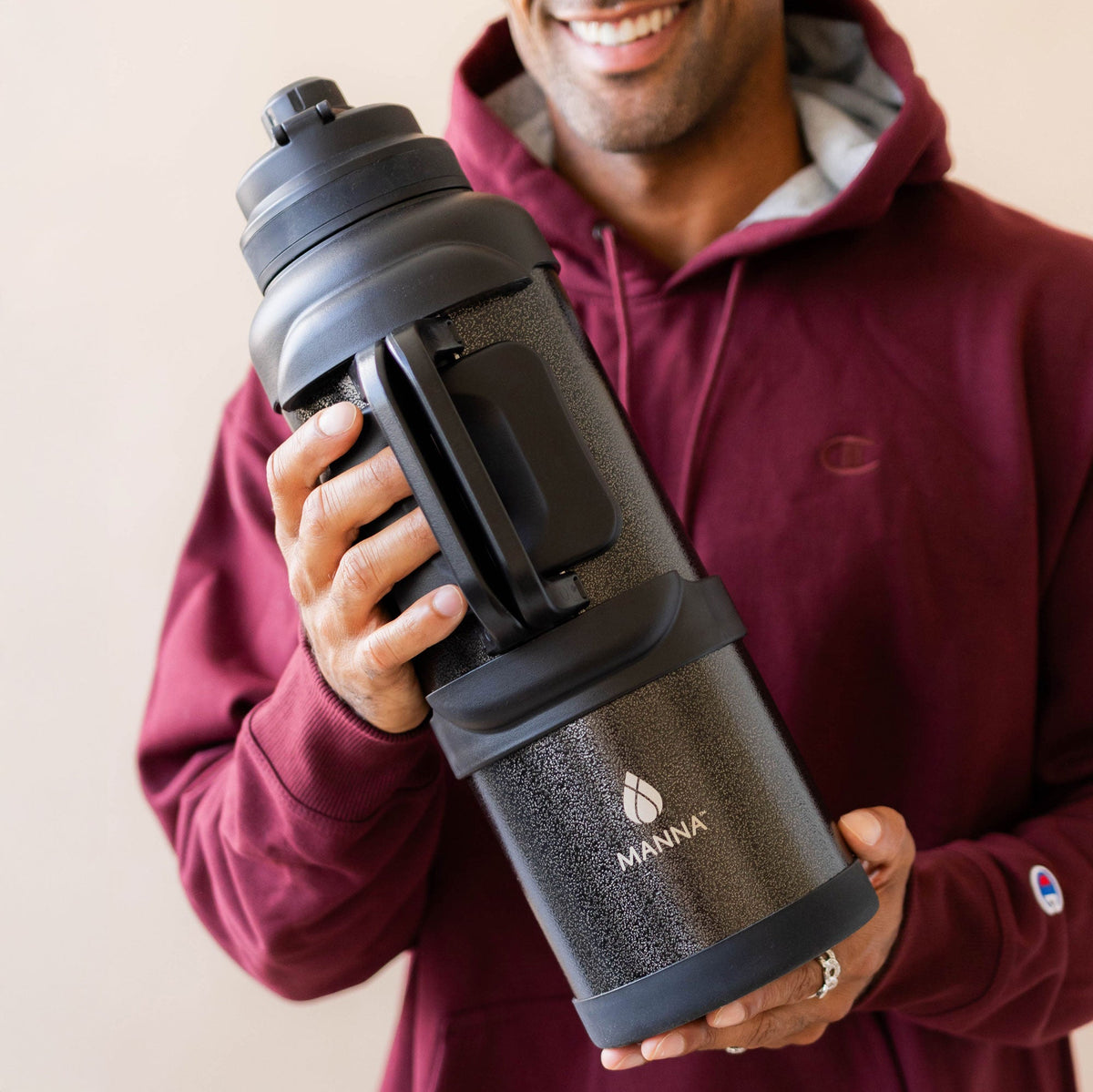 4l-titan-bottle-135-oz-l9 5Manna_Website_Lifestyles-29.jpg